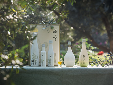 祥宇特級(jí)初榨橄欖油，純手工采摘、精選優(yōu)質(zhì)油橄欖鮮果，用意大利貝亞雷斯全自動(dòng)設(shè)備物理冷榨工藝，在鮮果采摘后8小時(shí)內(nèi)限時(shí)鮮榨而成。